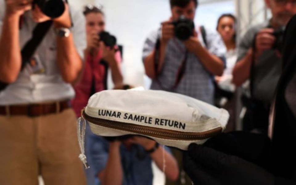 tui bui mat trang cua nha du hanh neil armstrong co chu nhan moi