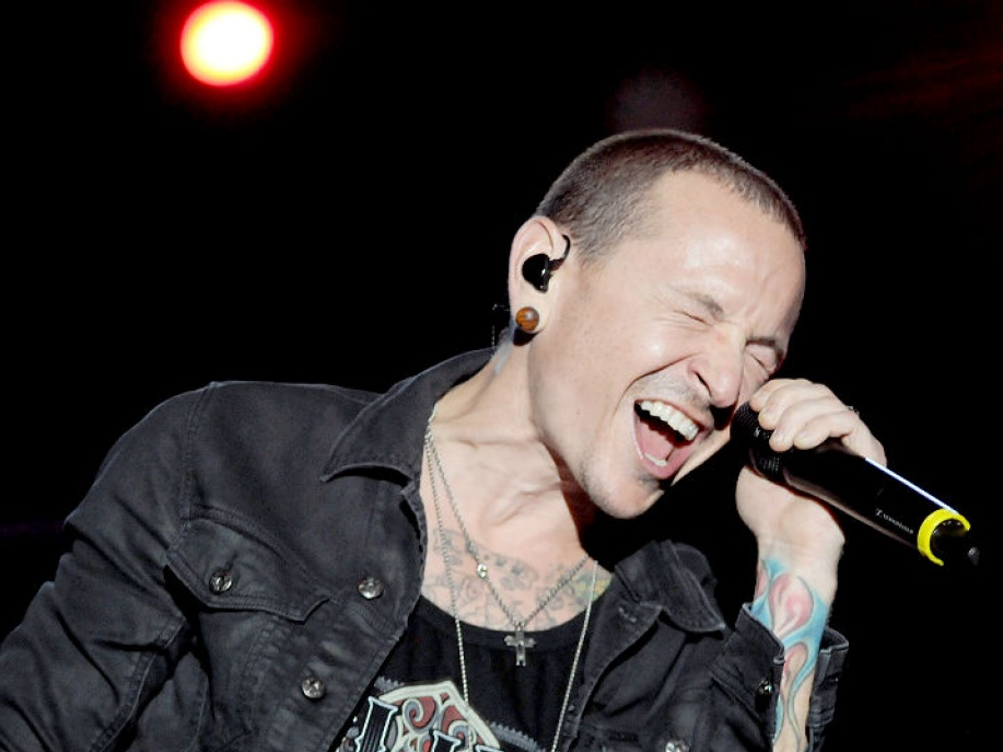 ca sy chester bennington tung he lo kha nang tu sat