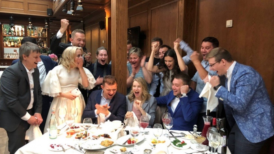 dang cuoi cap doi nga tam dung tiec de an mung world cup