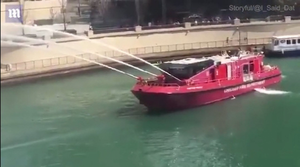 Mỹ: Nắng nóng kỷ lục, tàu cứu hỏa phải phun nước "cứu" cầu thép tau cuu hoa my phun nuoc cuu cau thep do thoi tiet nong ky luc