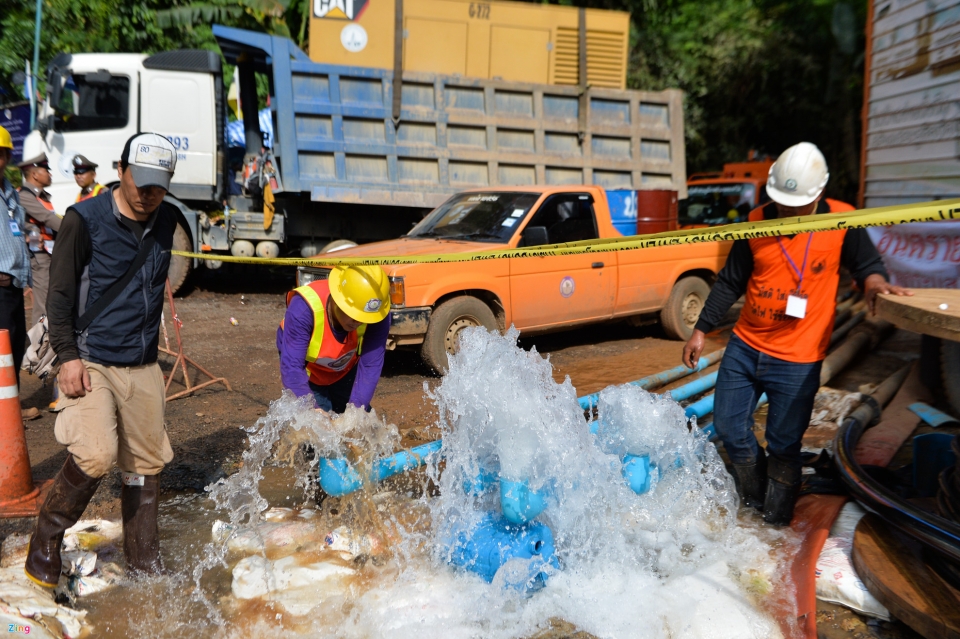 doi giai cuu lam viec hoi ha o cua hang sau khi tho lan thiet mang