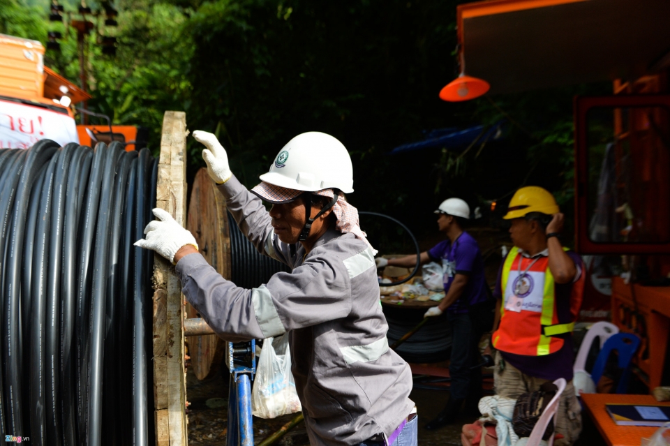 doi giai cuu lam viec hoi ha o cua hang sau khi tho lan thiet mang