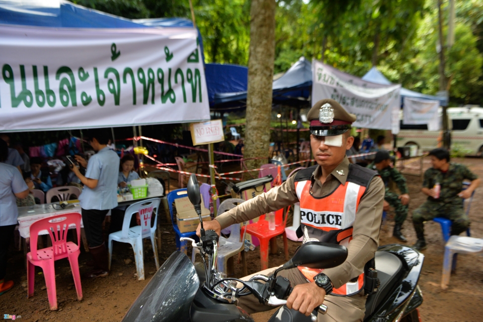 doi giai cuu lam viec hoi ha o cua hang sau khi tho lan thiet mang