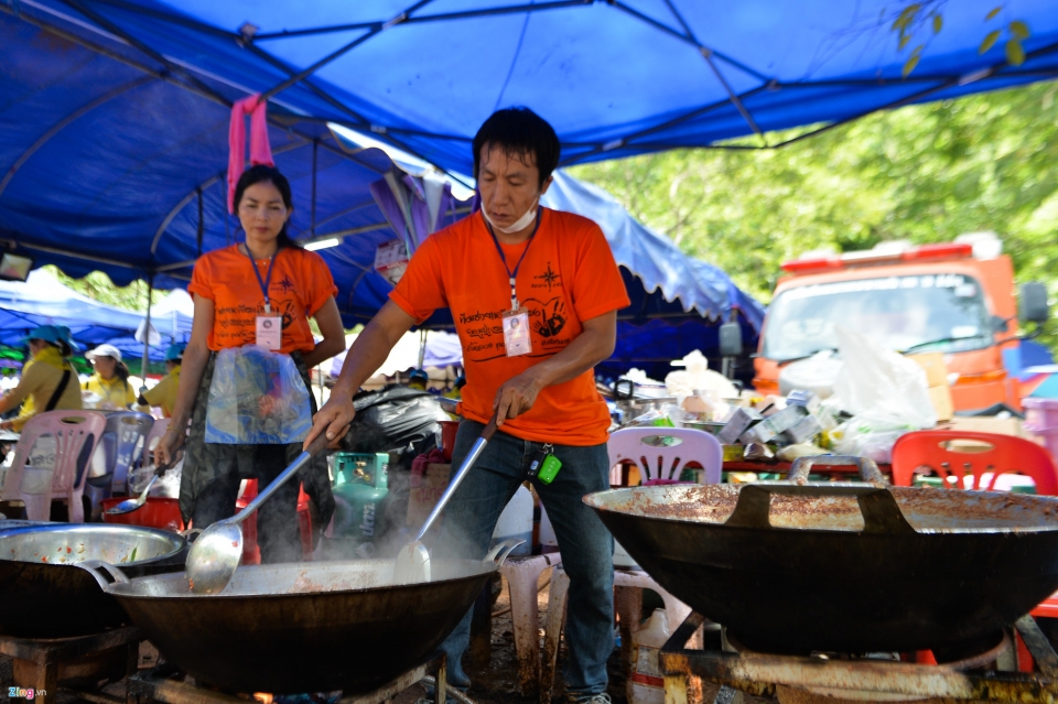 doi giai cuu lam viec hoi ha o cua hang sau khi tho lan thiet mang