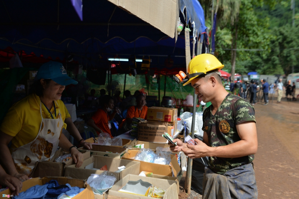 doi giai cuu lam viec hoi ha o cua hang sau khi tho lan thiet mang