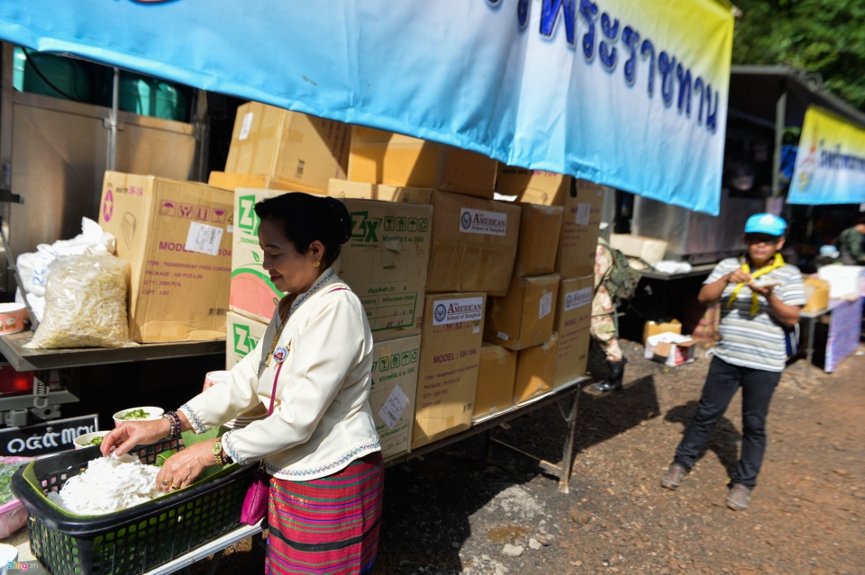 doi giai cuu lam viec hoi ha o cua hang sau khi tho lan thiet mang