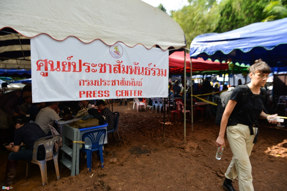 doi giai cuu lam viec hoi ha o cua hang sau khi tho lan thiet mang