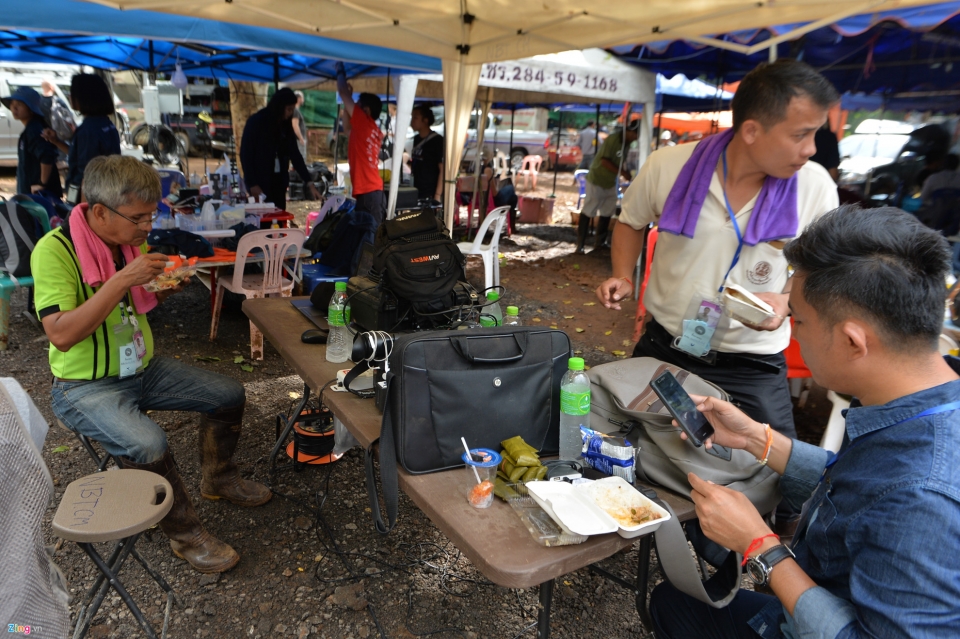 doi giai cuu lam viec hoi ha o cua hang sau khi tho lan thiet mang