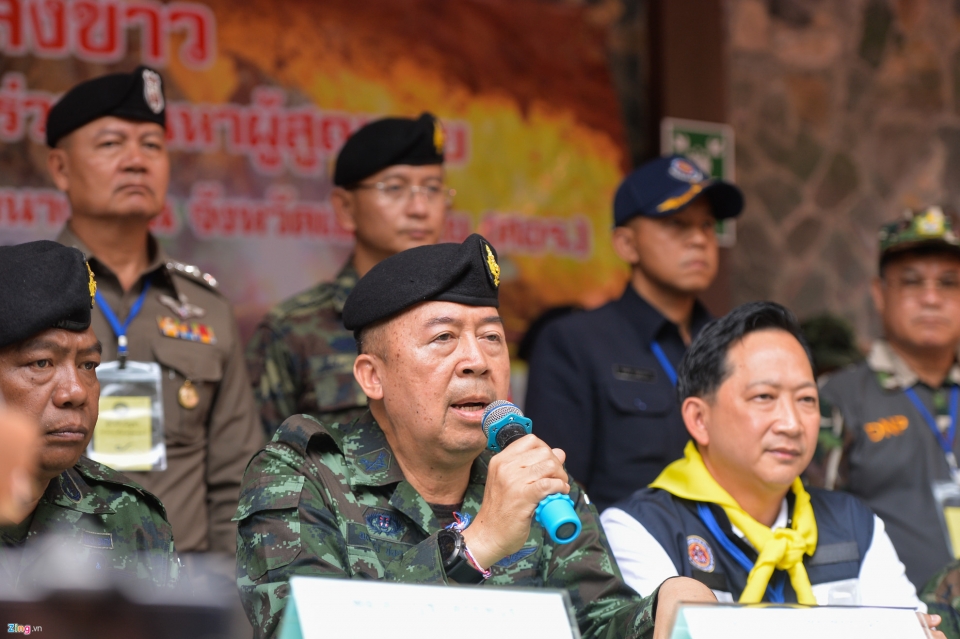 doi giai cuu lam viec hoi ha o cua hang sau khi tho lan thiet mang