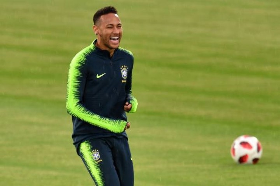 neymar dien hai tren san tap dong doi cuoi ra nuoc mat