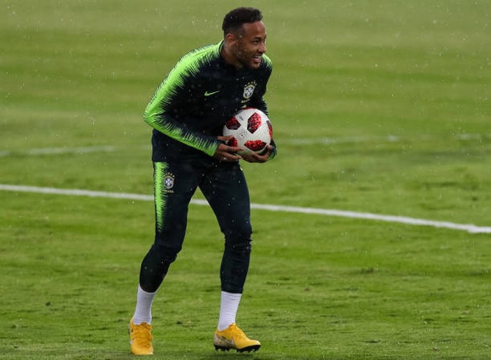 neymar dien hai tren san tap dong doi cuoi ra nuoc mat