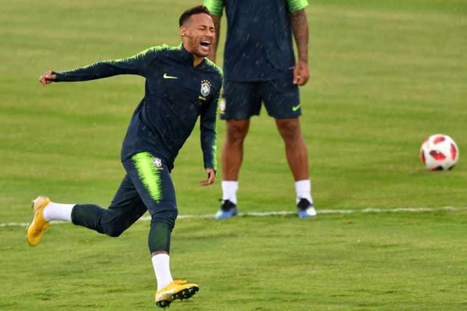 neymar dien hai tren san tap dong doi cuoi ra nuoc mat