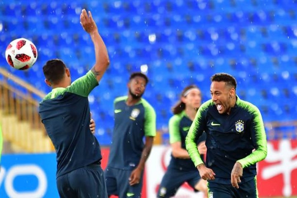 neymar dien hai tren san tap dong doi cuoi ra nuoc mat