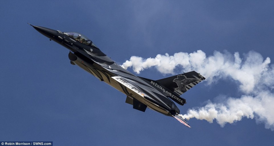 dan may bay nhao lon an tuong tai trien lam hang khong anh