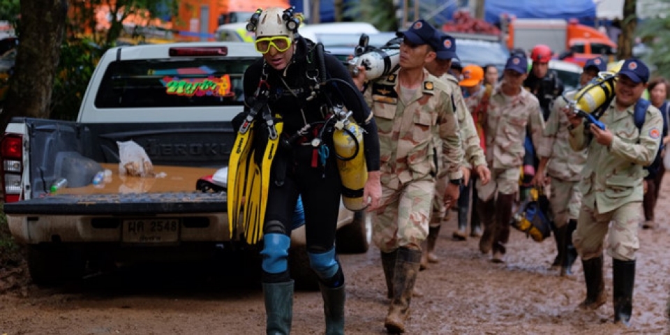 cam om dung cham cac cau thu thai lan vua duoc cuu