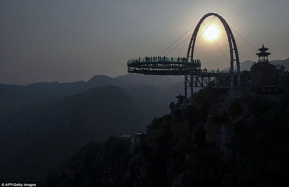 du khach rung minh dung tren dai quan sat trong suot o trung quoc