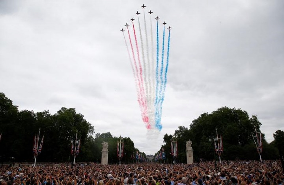 70000 nguoi mung sinh nhat 100 tuoi cua khong quan hoang gia anh