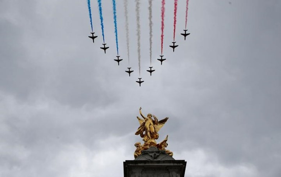 70000 nguoi mung sinh nhat 100 tuoi cua khong quan hoang gia anh