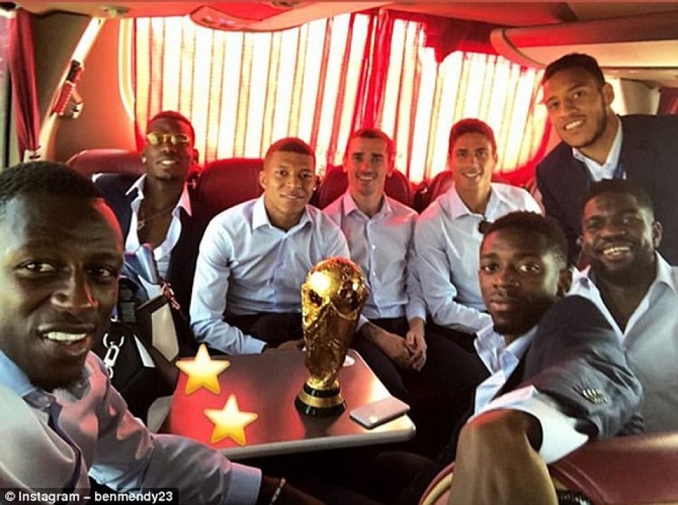 he lo nhung hinh anh trong xe bus ruoc cup vang cua dt phap