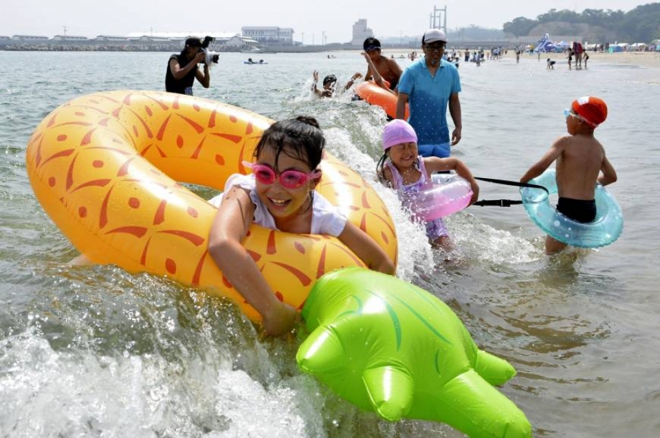 Nhật Bản mở lại các bãi biển bị ảnh hưởng bởi thảm họa sóng thần nhat ban mo lai cac bai bien bi anh huong boi tham hoa song than