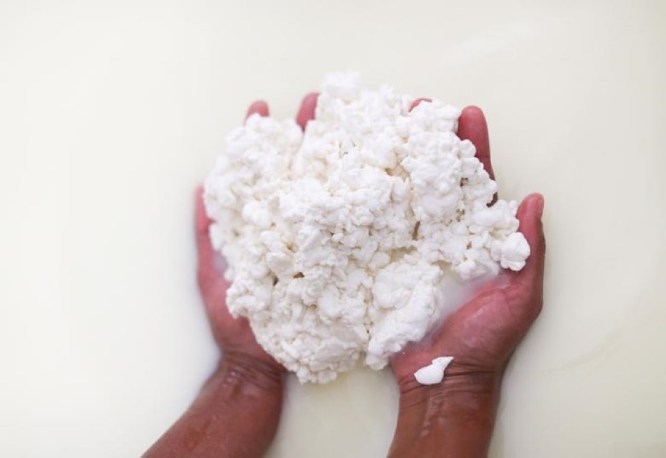 italy nguoi di cu va nghi luc vuon len phi thuong tren vung doi nui