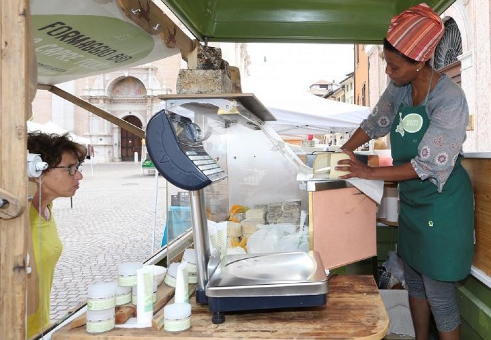 italy nguoi di cu va nghi luc vuon len phi thuong tren vung doi nui