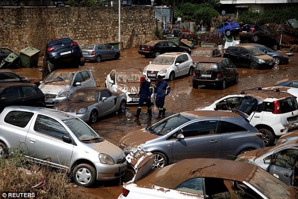 hy lap dong lu du cuon phang o to tren duong pho athens
