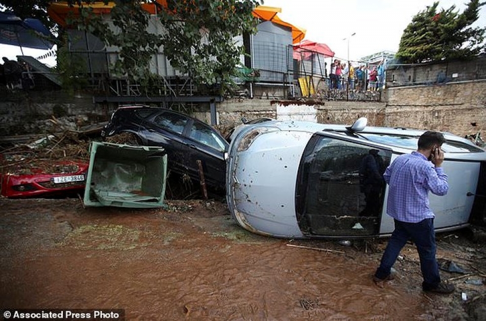 hy lap dong lu du cuon phang o to tren duong pho athens
