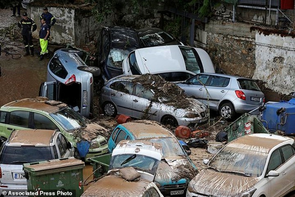 hy lap dong lu du cuon phang o to tren duong pho athens