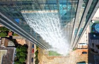 Trung Quốc: Thác nước hơn 100m từ tòa nhà chọc trời