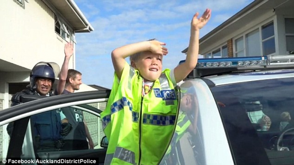 be 5 tuoi goi duong day nong moi canh sat den mung sinh nhat