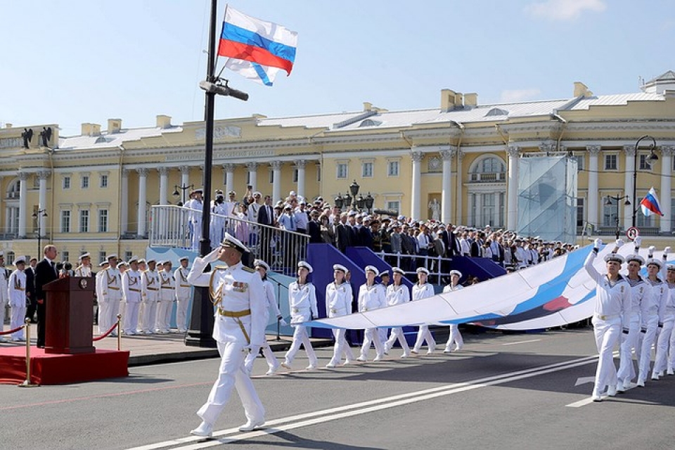 may bay va tau chien nga ram ro pho dien suc manh trong ngay hai quan