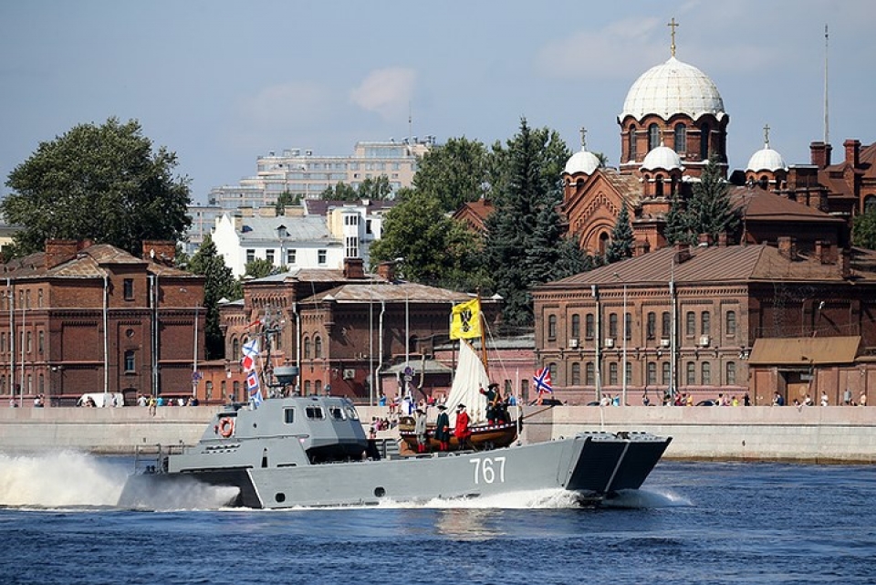 may bay va tau chien nga ram ro pho dien suc manh trong ngay hai quan