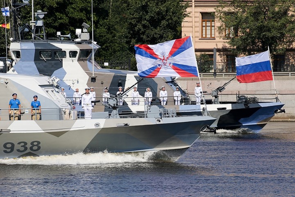 may bay va tau chien nga ram ro pho dien suc manh trong ngay hai quan