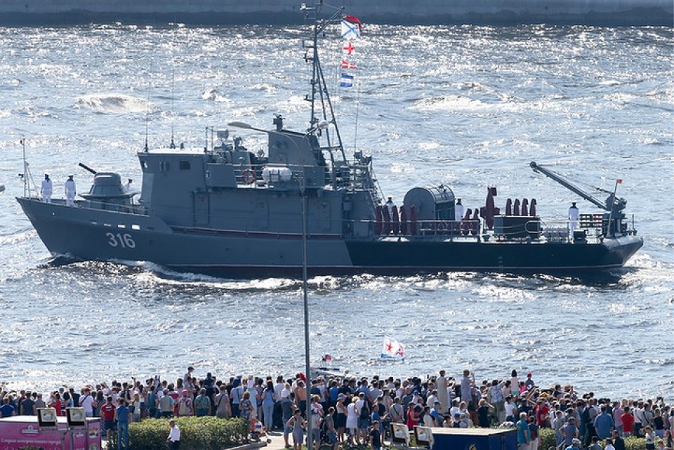 may bay va tau chien nga ram ro pho dien suc manh trong ngay hai quan