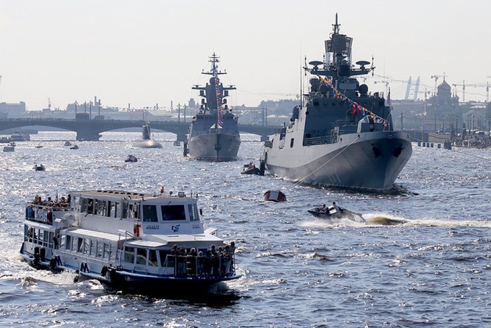 may bay va tau chien nga ram ro pho dien suc manh trong ngay hai quan