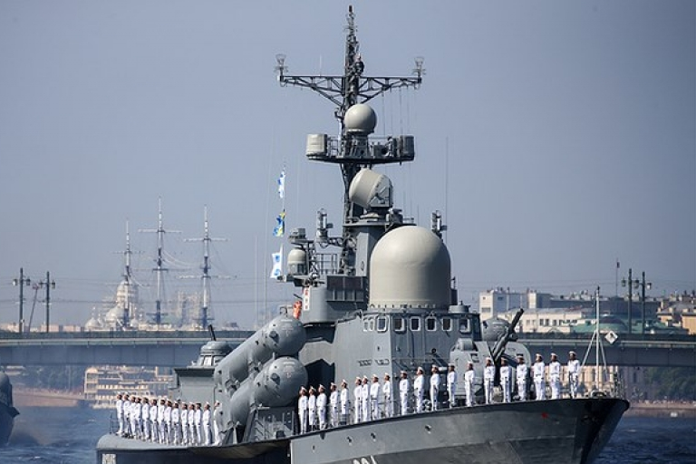 Tổng thống Putin chứng kiến máy bay và tàu chiến Nga phô diễn sức mạnh