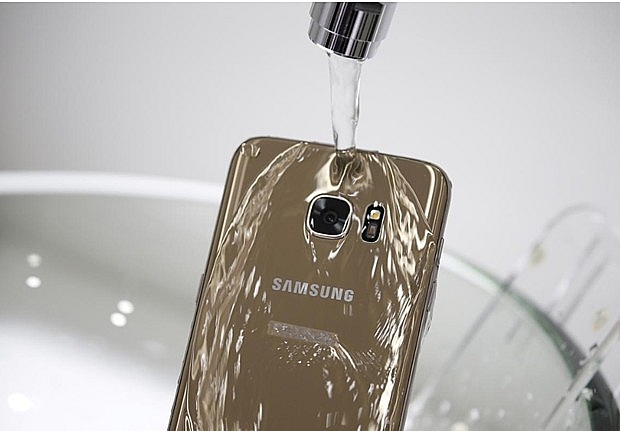samsung bi kien o australia vi quang cao dien thoai galaxy chong nuoc