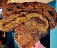 Kinh ngạc người đàn ông 40 năm không gội đầu, không cắt tóc