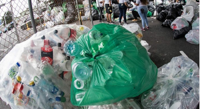 chai nhua co the tro nen khong an toan neu bi de ngoai troi nong