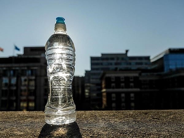 chai nhua co the tro nen khong an toan neu bi de ngoai troi nong