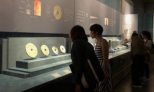 trung quoc phat lo chiec dia ngoc 4300 nam tuoi