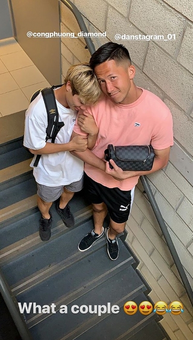 cong phuong e then khoac tay dong doi o sint truidense