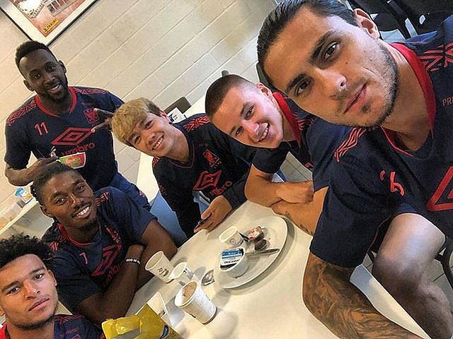 cong phuong e then khoac tay dong doi o sint truidense