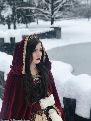 Cô gái chi cả trăm triệu đồng mua váy áo để sống như quý tộc thế kỷ 19