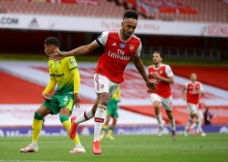 Arsenal 4-0 Norwich: Aubameyang lại được thủ môn đối phương tặng quà