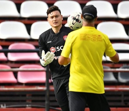 hinh anh van lam luyen cong quyet doi lai suat bat chinh o muangthong utd