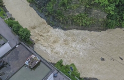 Cận cảnh mưa lũ xối xả gây sạt lở ở Trùng Khánh, Trung Quốc