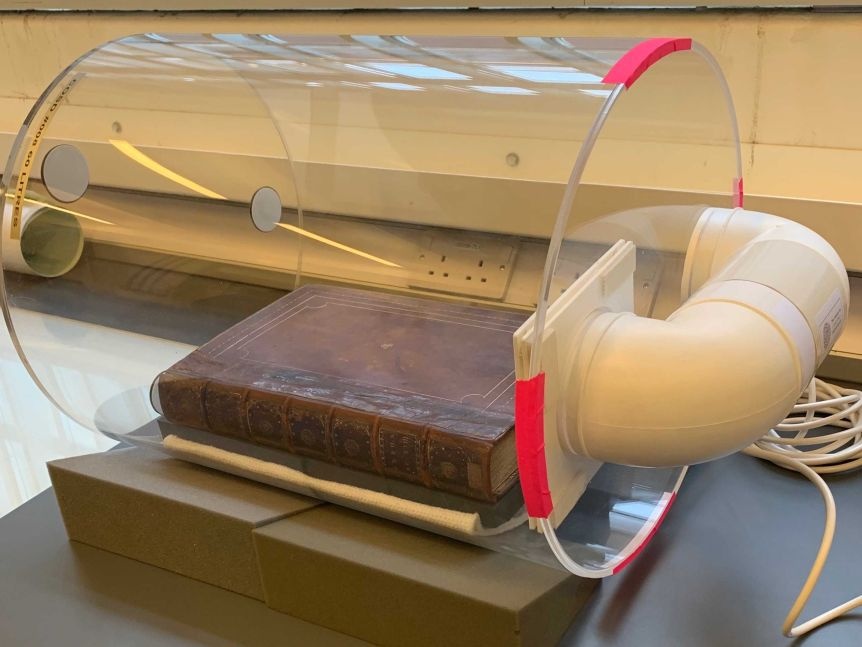 Độc đáo triển lãm cho phép khách ngửi mùi hương sách cổ doc dao trien lam cho phep khach ngui mui huong sach co