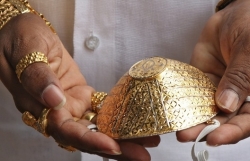 Doanh nhân Ấn Độ phòng chống Covid-19 bằng khẩu trang vàng 4.000 USD